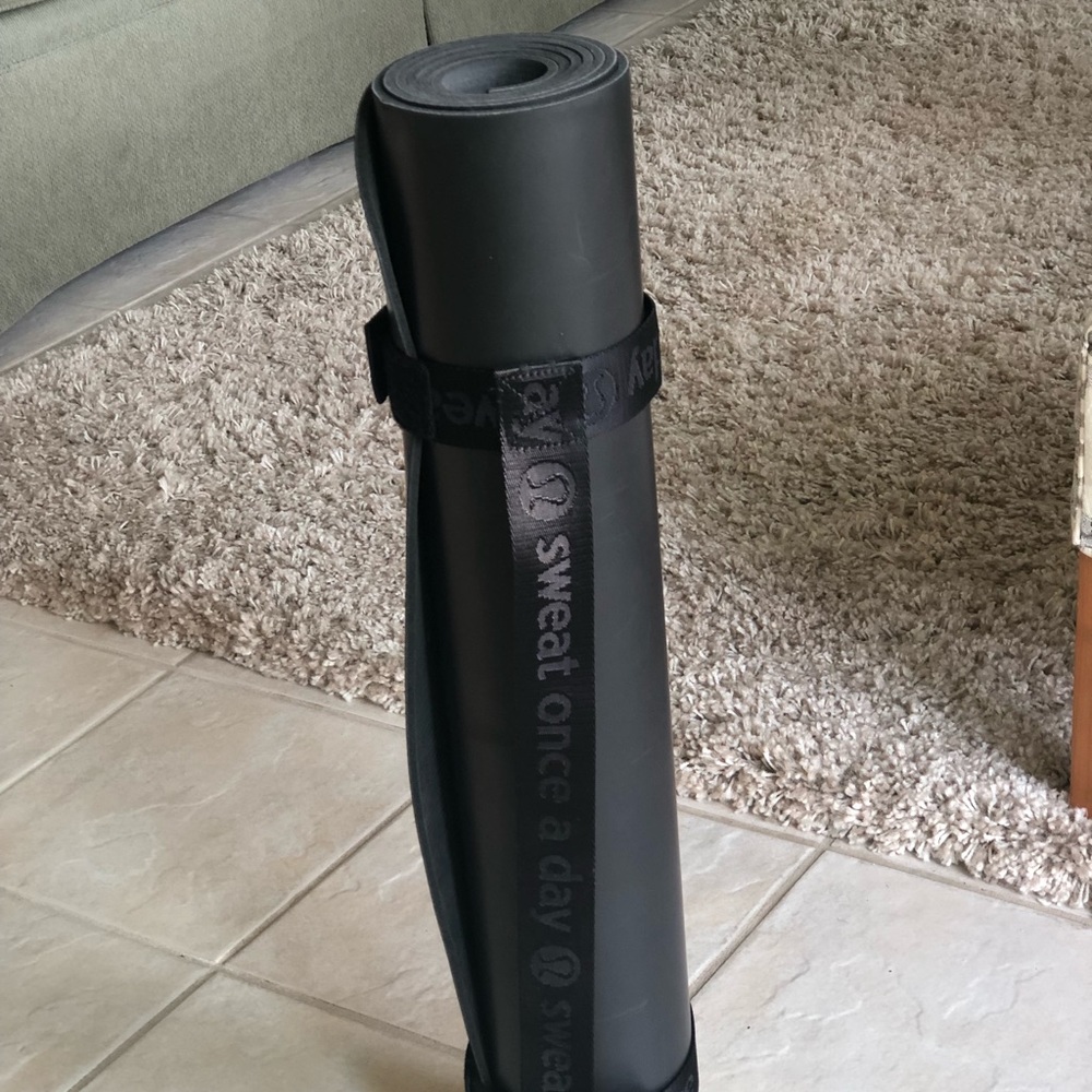 Lululemon ‘The Mat’, hot yoga towel & strap